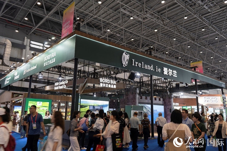 第四屆中國國際消費(fèi)品博覽會(huì)愛爾蘭國家館。人民網(wǎng) 常沙攝