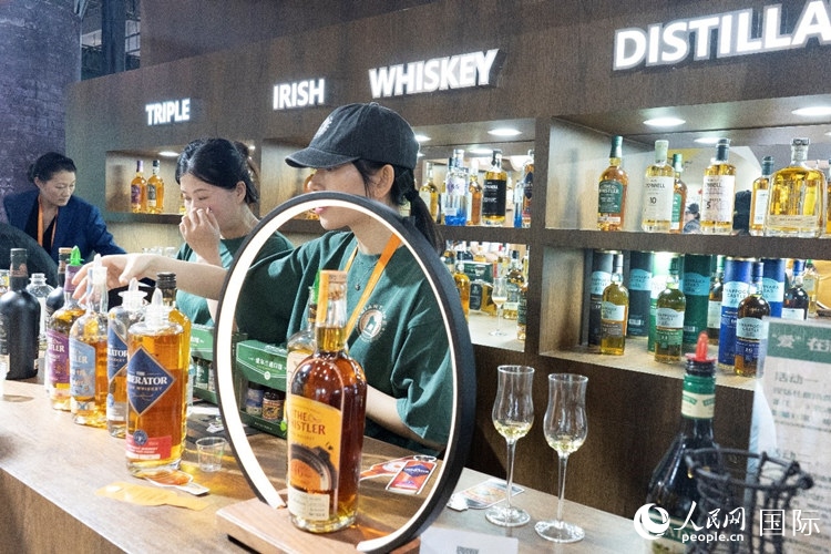 第四屆中國國際消費(fèi)品博覽會(huì)愛爾蘭國家館內(nèi)的參展商。人民網(wǎng) 常沙攝