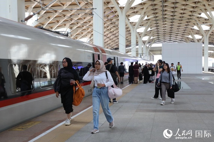在雅萬高鐵雅加達哈利姆站站臺，乘客準(zhǔn)備登上動車組列車。人民網(wǎng)記者 曹師韻攝