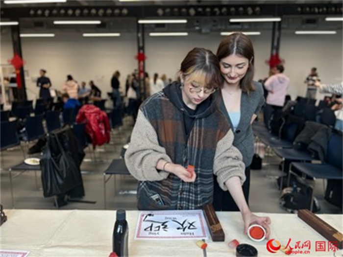 學生現(xiàn)場體驗中國書法。人民網(wǎng)記者 禹麗敏攝