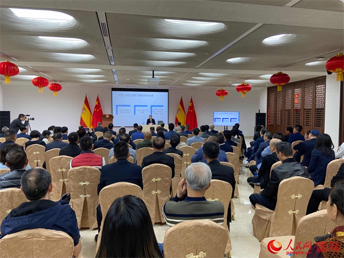 季奕鴻律師主講法律知識。人民網(wǎng)記者 范劍青攝