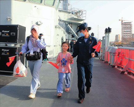 海軍軍艦赴蘇丹緊急撤離我在蘇丹人員。圖為海軍官兵帶領(lǐng)同胞登艦（2023年4月26日攝）。丁家興攝