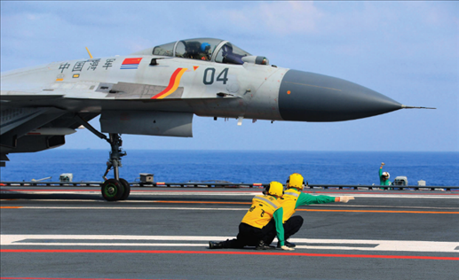 遼寧艦起飛助理作出放飛手勢(shì)，殲-15艦載戰(zhàn)斗機(jī)起飛（2020年4月攝）。張凱攝