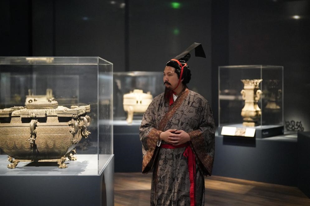 4月19日，一名觀眾身著漢服在美國舊金山亞洲藝術(shù)博物館舉辦的“鳳凰故國——青銅時代曾楚藝術(shù)展”上參觀。新華社記者吳曉凌攝