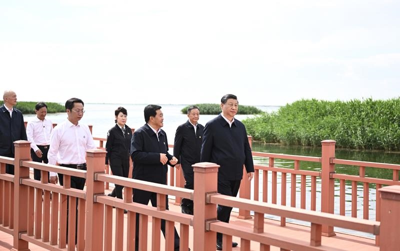 △2023年6月5日，習近平總書記在烏梁素海考察。