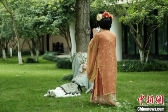 漢服愛(ài)好者在中國(guó)絲綢博物館里拍攝照片。毛瑜 攝