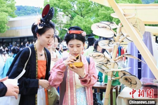 漢服愛(ài)好者逛集市。中國(guó)絲綢博物館 供圖