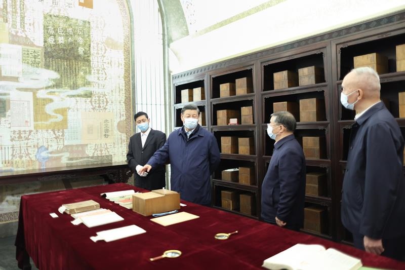 △2023年6月2日，習(xí)近平總書(shū)記出席文化傳承發(fā)展座談會(huì)并發(fā)表重要講話。這是座談會(huì)召開(kāi)的前一天，總書(shū)記在中國(guó)國(guó)家版本館考察。