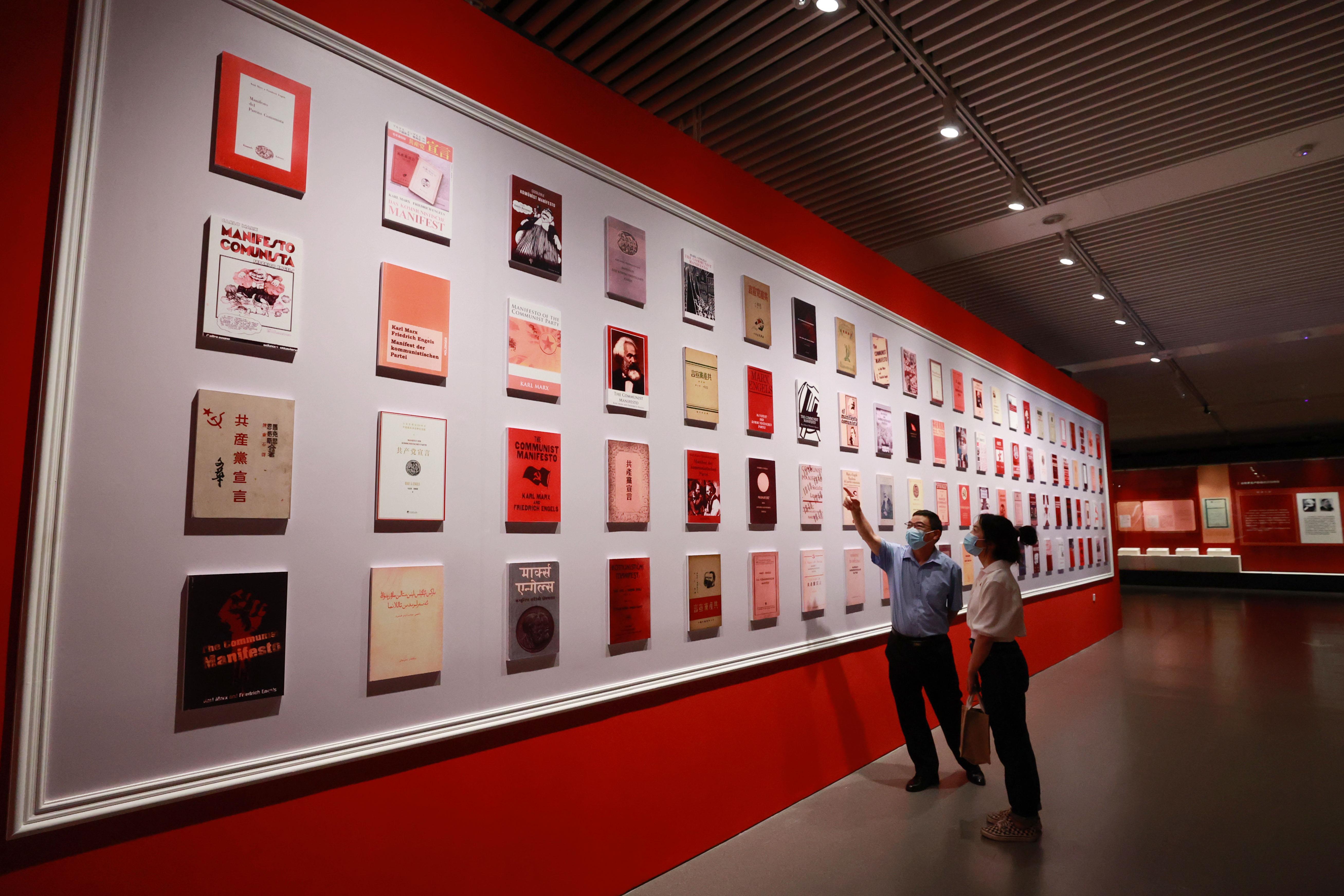 △2021年8月5日，觀眾在國(guó)家圖書(shū)館觀看不同版本的《共產(chǎn)黨宣言》。