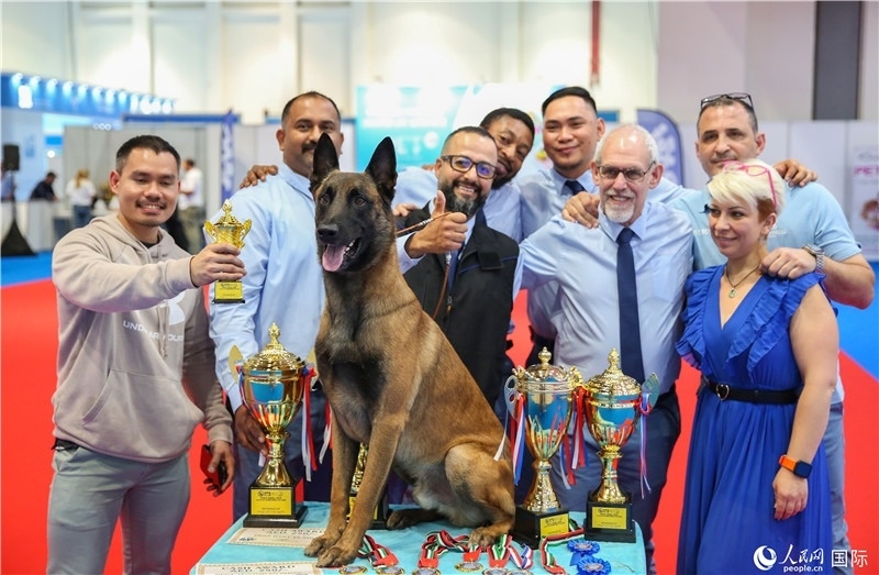 圖為參會嘉賓與獲獎寵物合影，塔里克·易卜拉欣攝