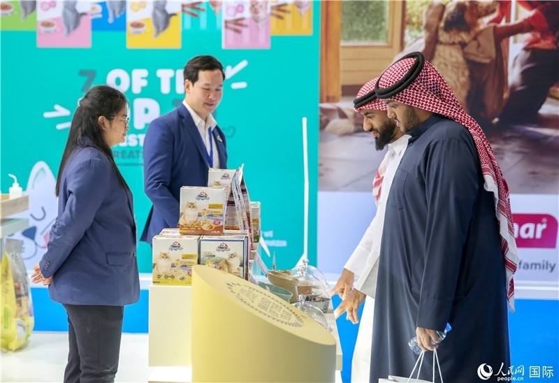 圖為當(dāng)?shù)乜蜕淘谥袊髽I(yè)展位前參觀，塔里克·易卜拉欣攝 (2)