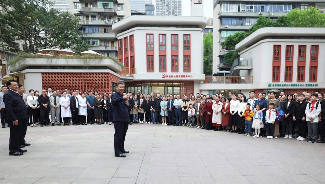 △2024年4月22日，習(xí)近平總書記來到重慶九龍坡區(qū)謝家灣街道民主村社區(qū)考察。