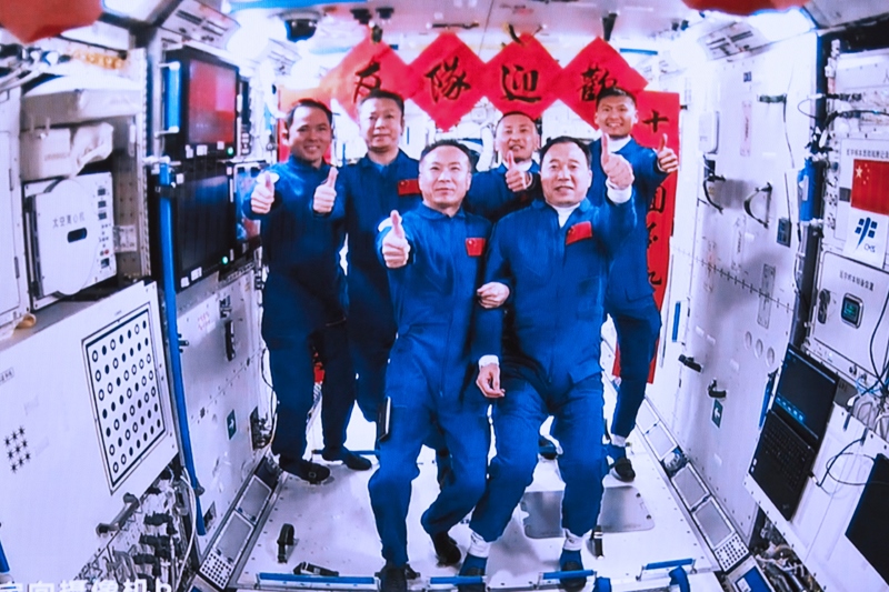 2023年5月30日，神舟十五號(hào)航天員乘組與神舟十六號(hào)航天員乘組拍下“全家福”的畫(huà)面。