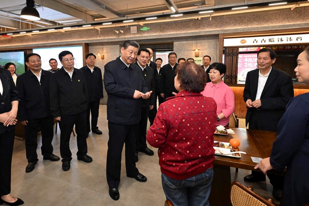 △2024年4月22日，習(xí)近平總書記來到重慶九龍坡區(qū)謝家灣街道民主村社區(qū)考察。