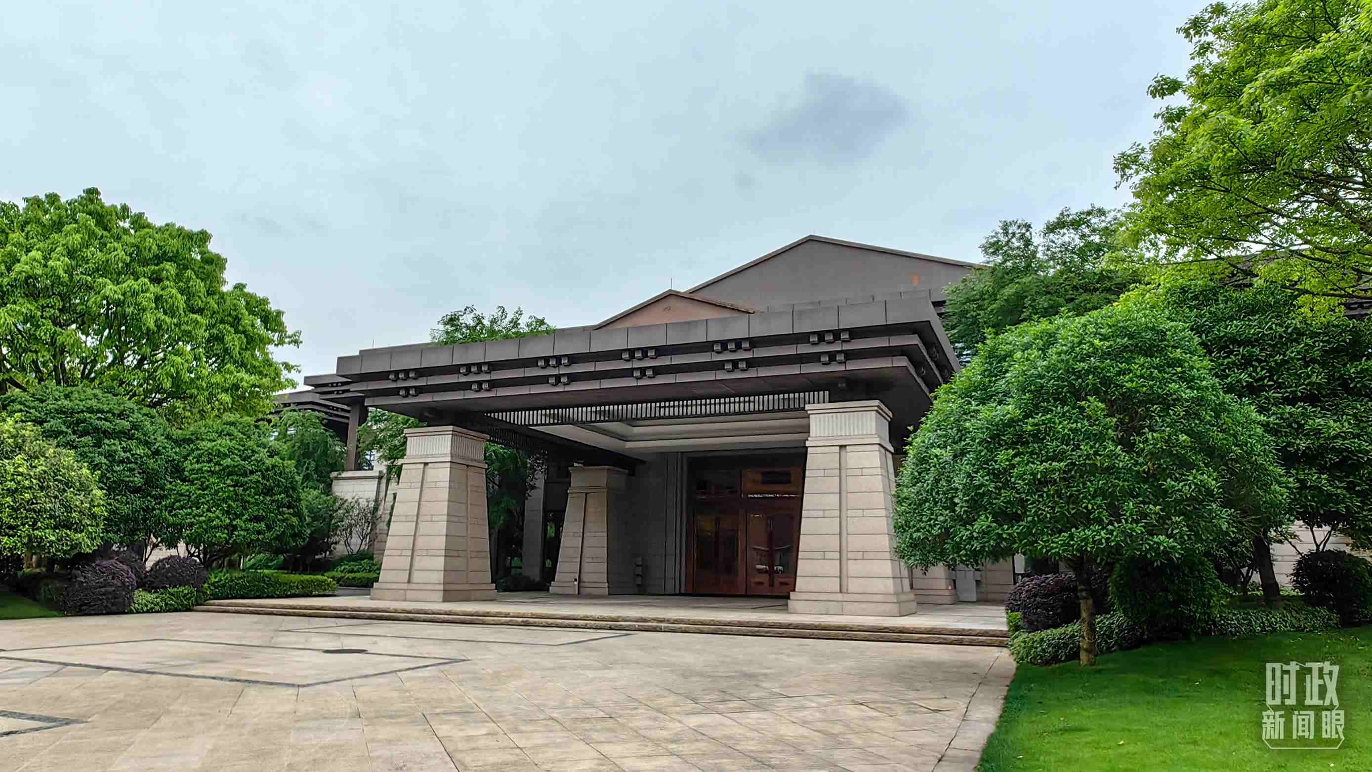 △重慶市渝州賓館，新時(shí)代推動(dòng)西部大開(kāi)發(fā)座談會(huì)在這里召開(kāi)。（總臺(tái)央視記者段德文拍攝）