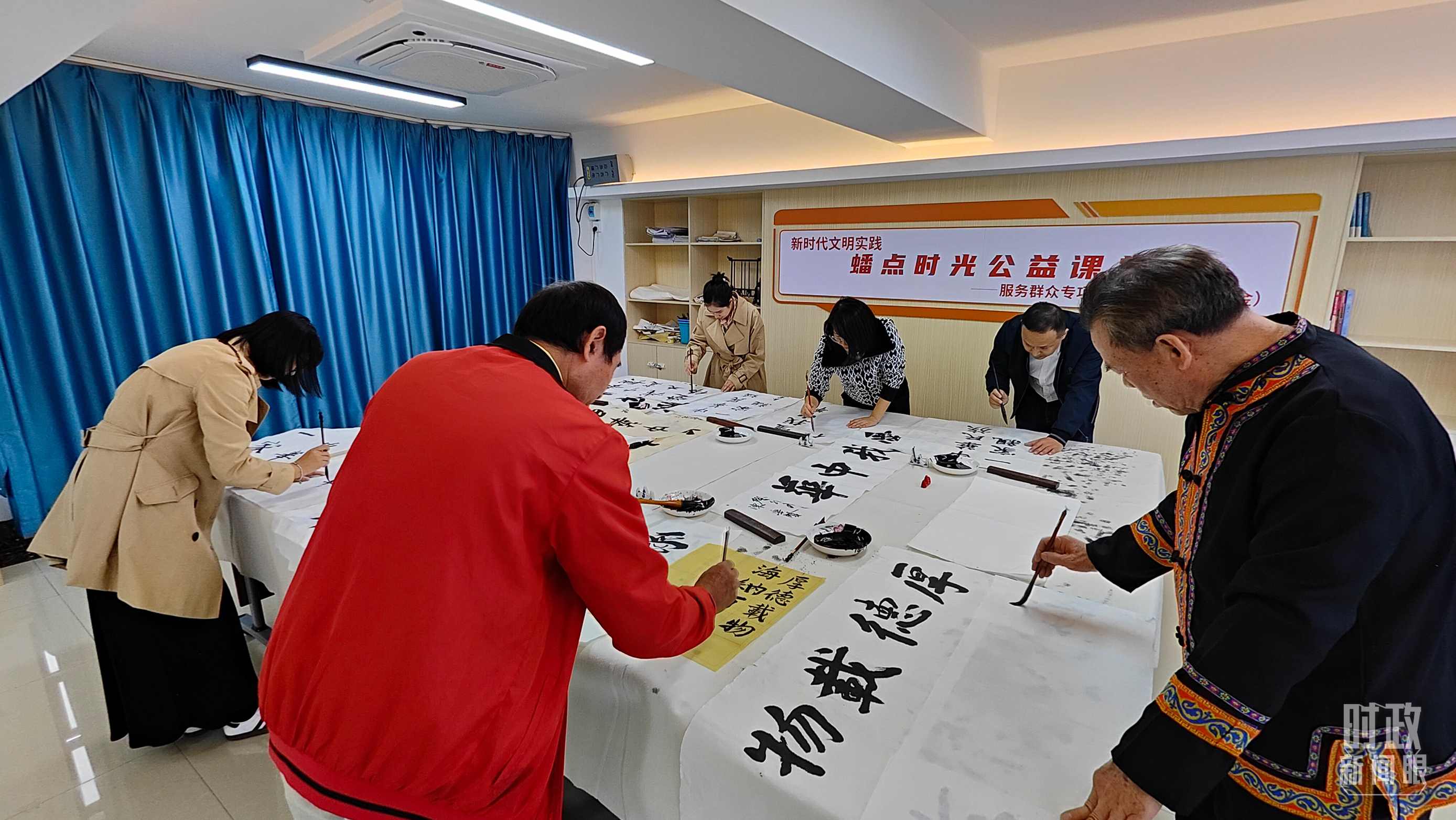 △廣西南寧市多民族社區(qū)——盤(pán)龍社區(qū)居民練習(xí)書(shū)法。（總臺(tái)央視記者楊立峰拍攝）