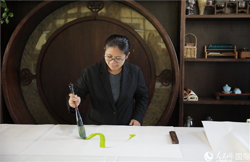 緬甸駐華大使館副館長(zhǎng)、公使銜參贊杜欣瑪泰參加《五百筆·瀾湄合作》集體藝術(shù)創(chuàng)作。人民網(wǎng)王婧攝