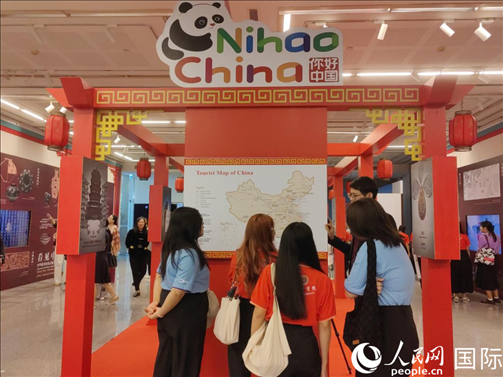泰國學生在工作人員講解下觀展。人民網(wǎng)記者 楊一攝