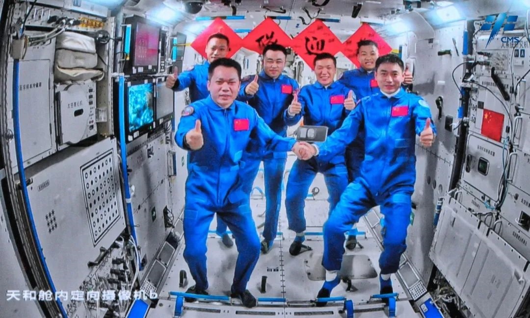 神舟十七號(hào)、神舟十八號(hào)兩個(gè)航天員乘組“太空會(huì)師”。來源：中國(guó)載人航天工程