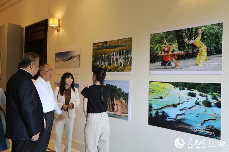 四川省文化和旅游廳副廳長王成平、墨西哥松林文化中心展覽部主任盧西亞·恩里克斯·岡薩雷斯·薩拉維亞、墨西哥中國文化中心主任石岳文參觀圖片展。拍攝者為墨西哥分社外籍雇員埃內(nèi)斯托·多明戈斯