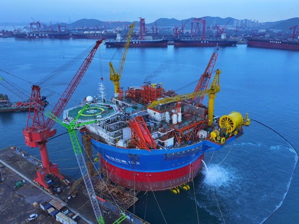 亞洲首艘圓筒型FPSO“海葵一號”建造完工。韓慶攝