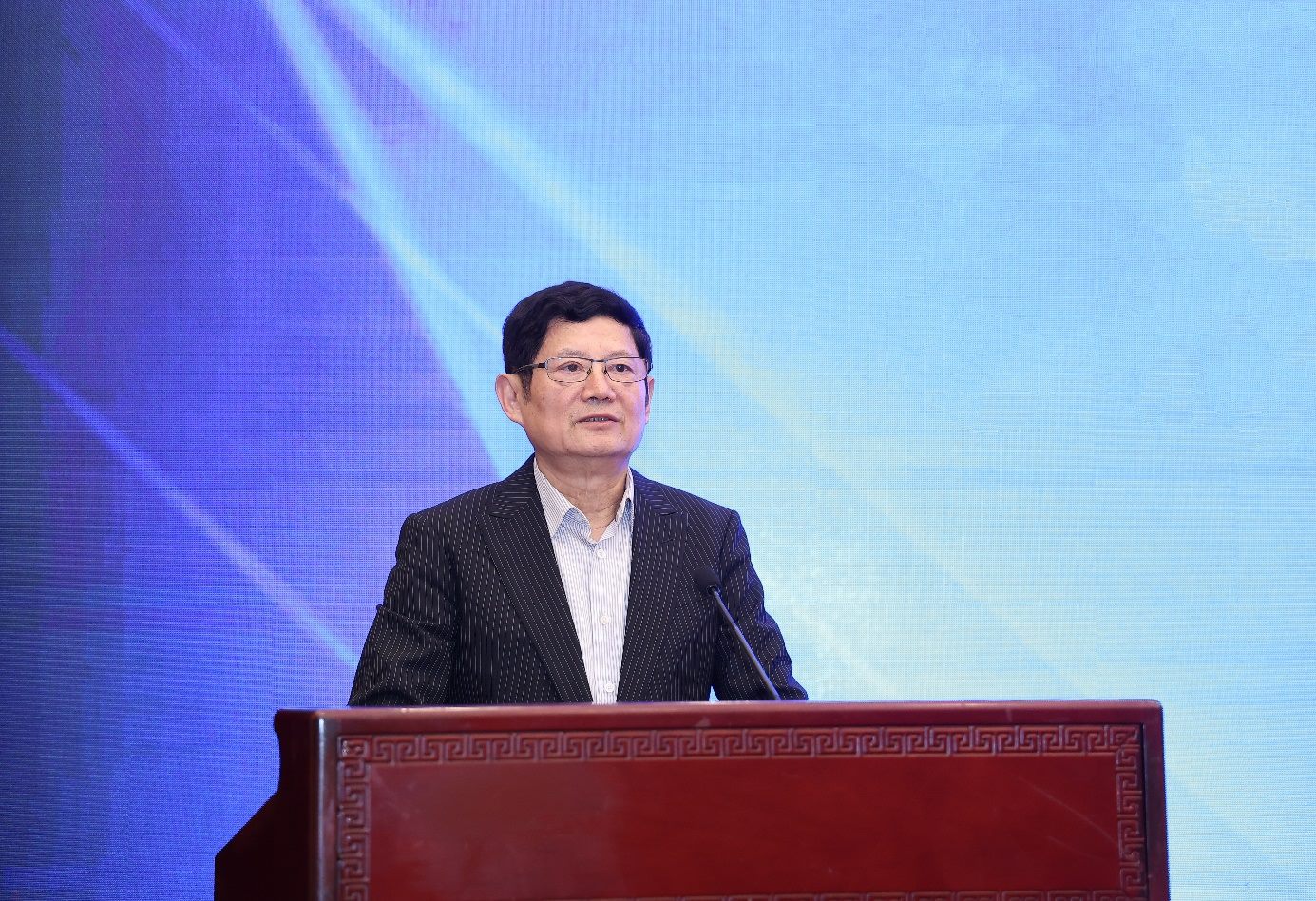 中國(guó)經(jīng)濟(jì)傳媒協(xié)會(huì)會(huì)長(zhǎng)趙健代表第八屆理事會(huì)表態(tài)。主辦方供圖