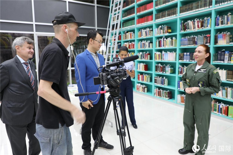巴西高等防務(wù)學(xué)院院長卡拉·利里奧·馬丁斯接受了人民網(wǎng)的視頻采訪。 人民網(wǎng)記者 陳一鳴攝