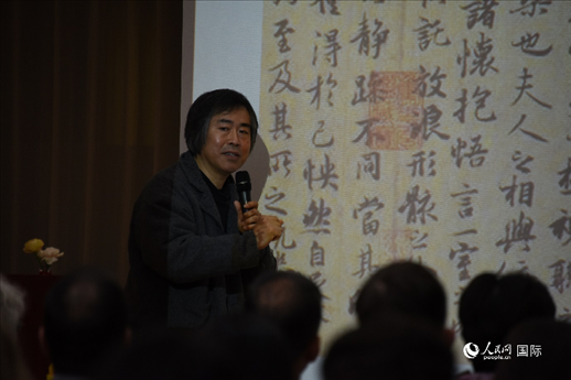 國(guó)家畫院王東聲教授介紹中國(guó)書法作品。人民網(wǎng)記者 殷淼攝