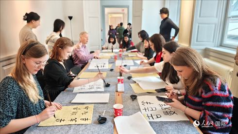 瑞典書法愛(ài)好者專心學(xué)習(xí)書法。人民網(wǎng)記者 殷淼攝