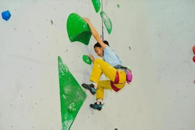 2024年4月16日，全國(guó)青少年攀巖公開賽江山站舉行，選手在比賽中。中國(guó)登山協(xié)會(huì)供圖