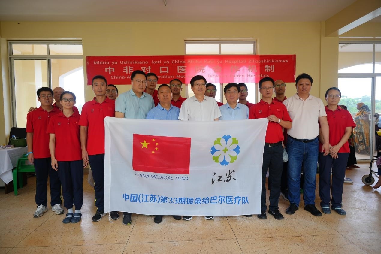 揚州市衛(wèi)健系統(tǒng)代表團和醫(yī)療隊在義診現場合影。中國援桑醫(yī)療隊供圖