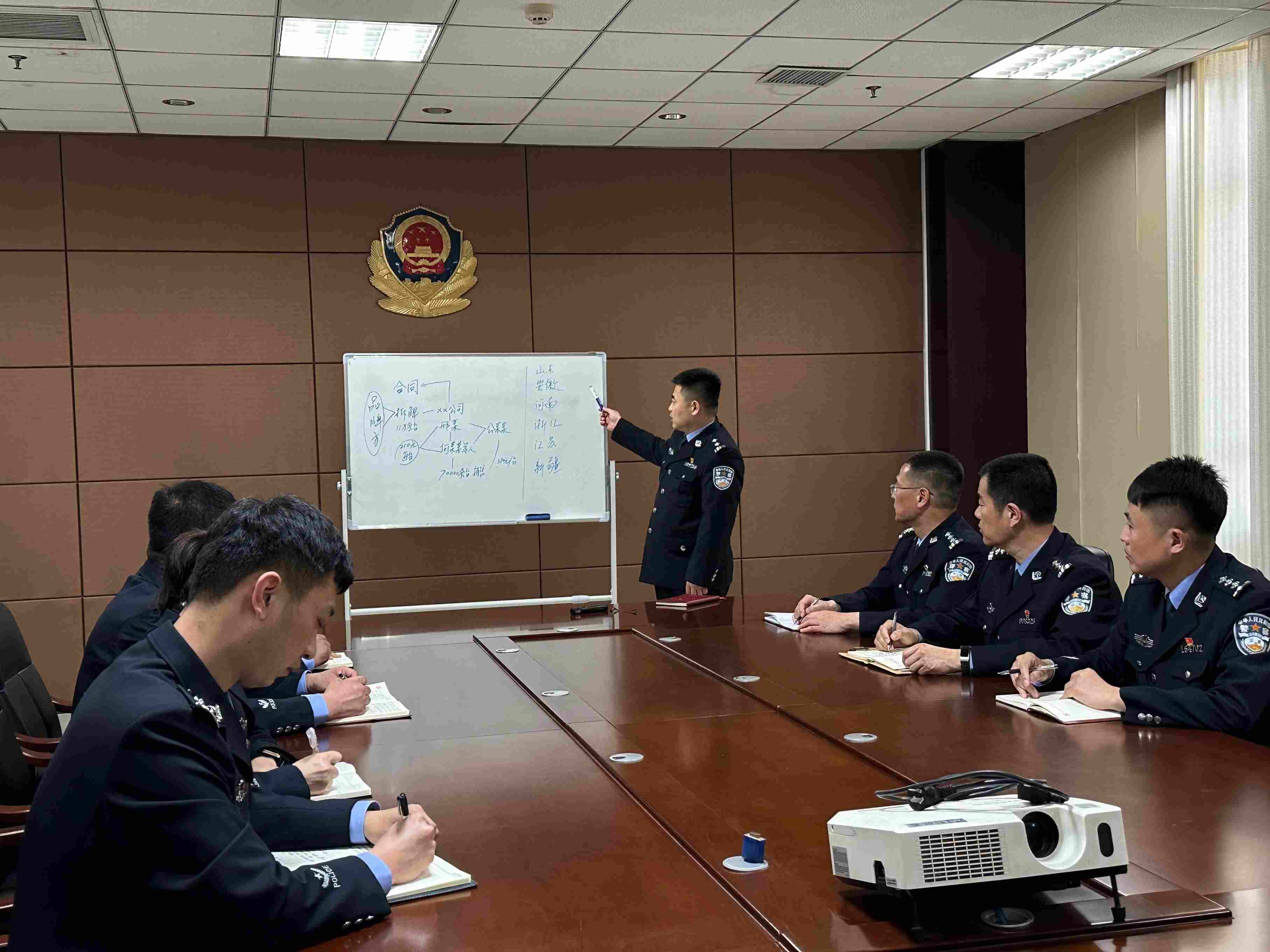 專案組辦案民警介紹案情。人民網(wǎng)記者 郝萍攝