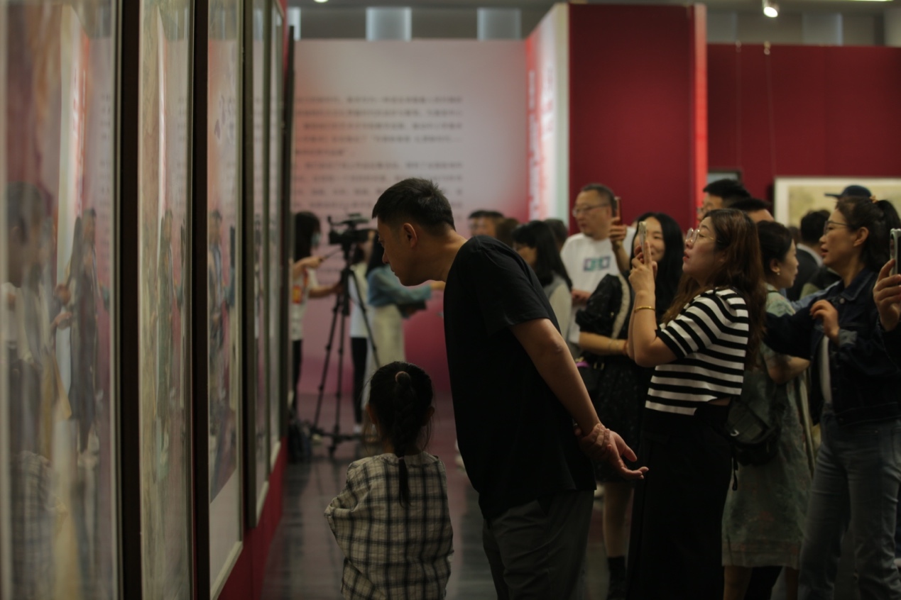 嘉賓及教研員、教師代表參觀展覽。主辦方供圖