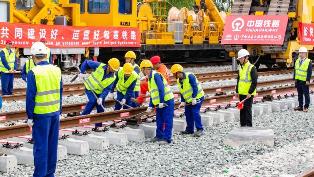 △2024年4月25日，在塞爾維亞北部城市巴奇卡托波拉，匈塞鐵路項目施工人員進(jìn)行匈塞鐵路軌道合龍工作。