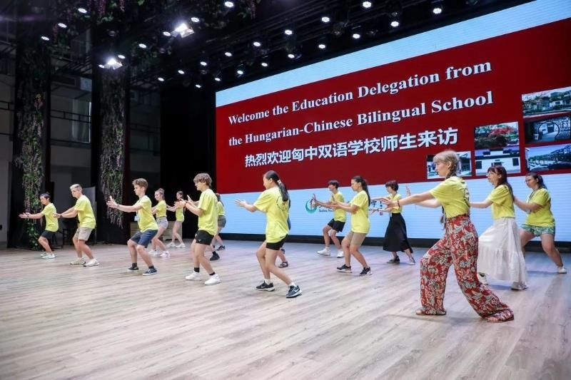 2023年7月，匈牙利匈中雙語(yǔ)學(xué)校師生代表團(tuán)來到江蘇參加“錦繡江蘇”青年交流項(xiàng)目。