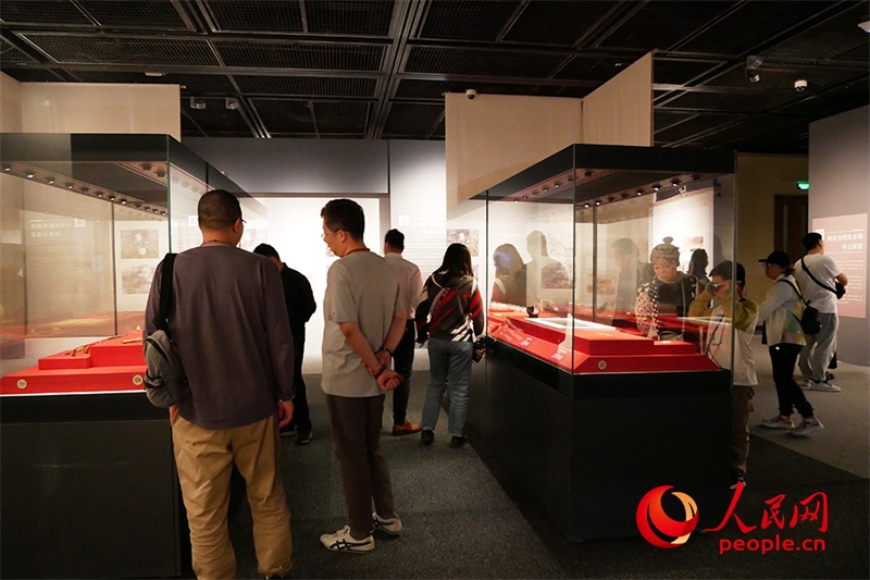 “五一”假期，游客在首都博物館參觀展覽。人民網(wǎng)記者 韋衍行攝
