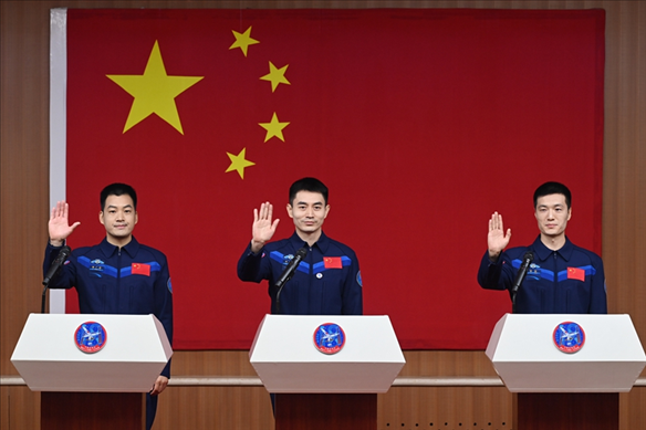 2024年月24日，神舟十八號載人飛行任務(wù)航天員葉光富（中）、李聰（右）、李廣蘇在酒泉衛(wèi)星發(fā)射中心問天閣與媒體記者集體見面。