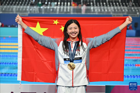 2024年2月13日，2024年世界游泳錦標賽游泳項目女子100米蛙泳決賽在卡塔爾多哈舉行。圖為冠軍中國選手唐錢婷在頒獎儀式后慶祝。新華社記者 薛宇舸 攝