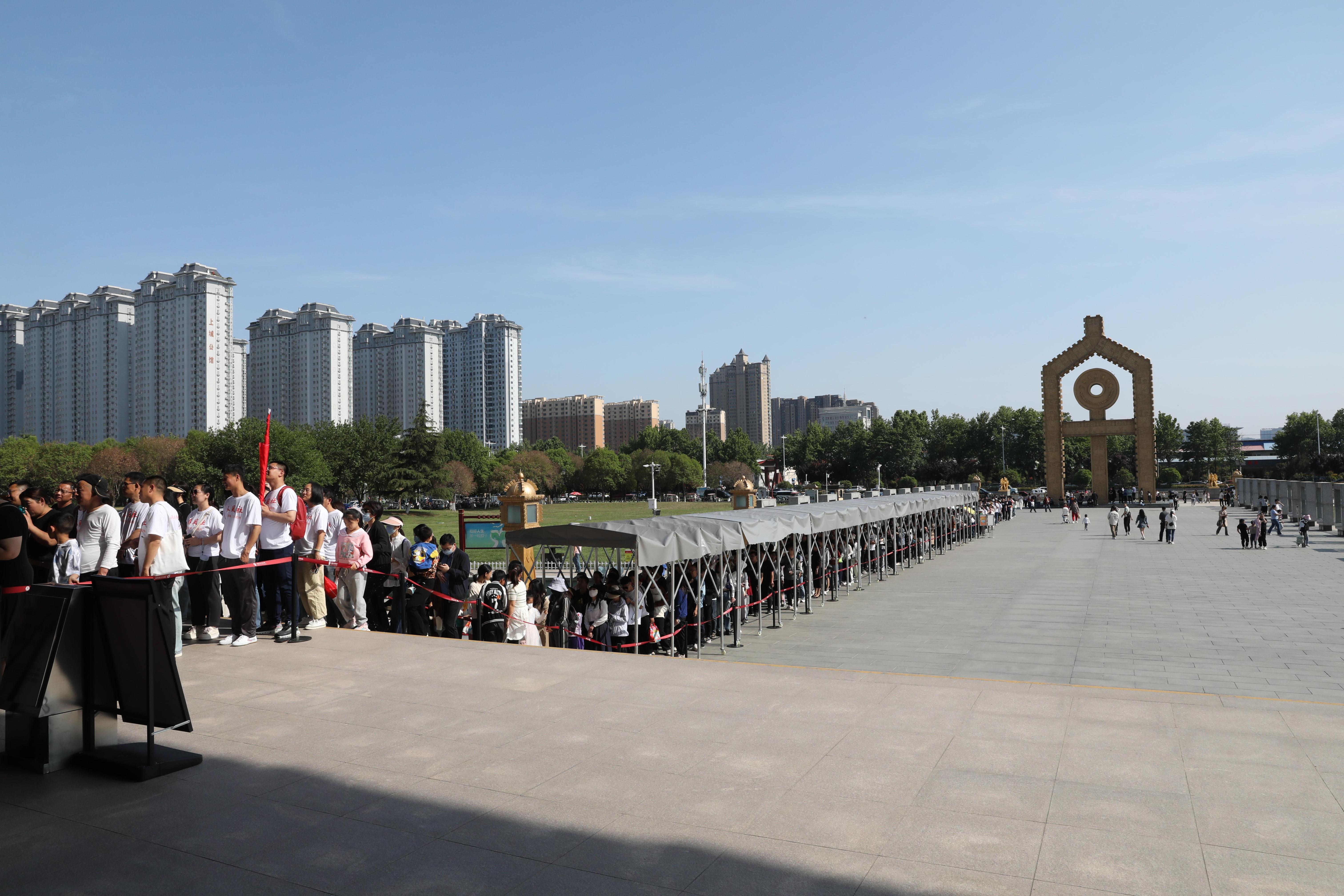 “五一”期間，中國文字博物館外游客有序排隊。中國文字博物館供圖