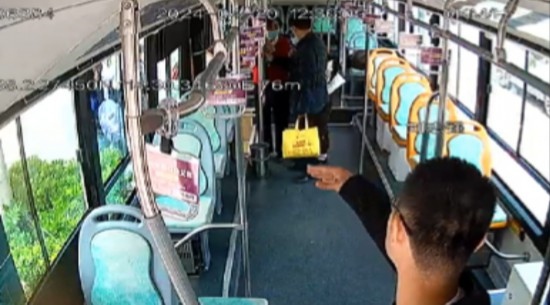 公交車上他一聲大吼！魏杰，好樣的！