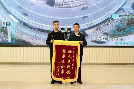 公交車上他一聲大吼！魏杰，好樣的！