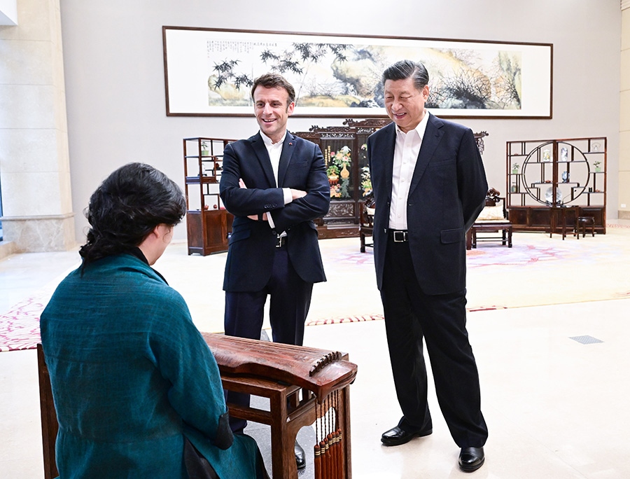 2023年4月7日，國家主席習近平在廣東省廣州市松園同法國總統(tǒng)馬克龍舉行非正式會晤。這是兩國元首在白云廳欣賞古琴演奏。新華社記者 岳月偉 攝
