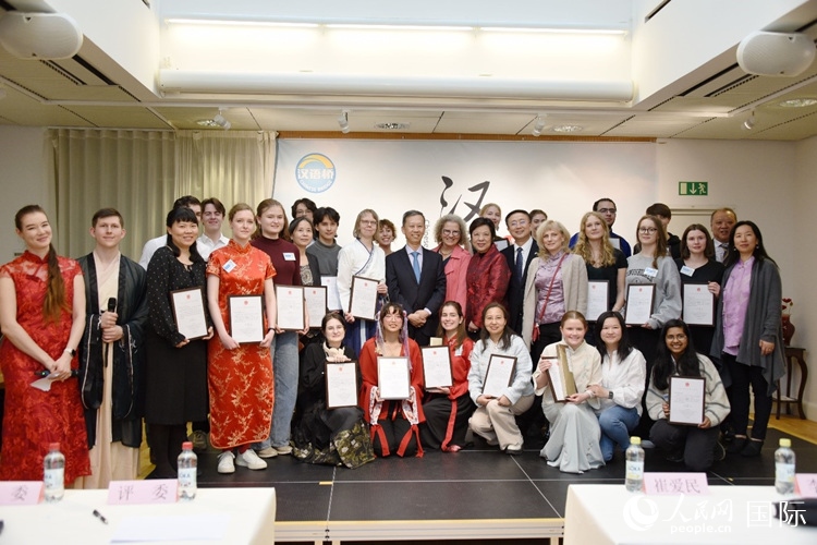 中國駐瑞典大使崔愛民、使館負(fù)責(zé)教育事務(wù)的黃立瓊參贊、預(yù)選賽評委老師和指導(dǎo)老師，以及所有獲獎選手合影留念。人民網(wǎng)記者 殷淼攝