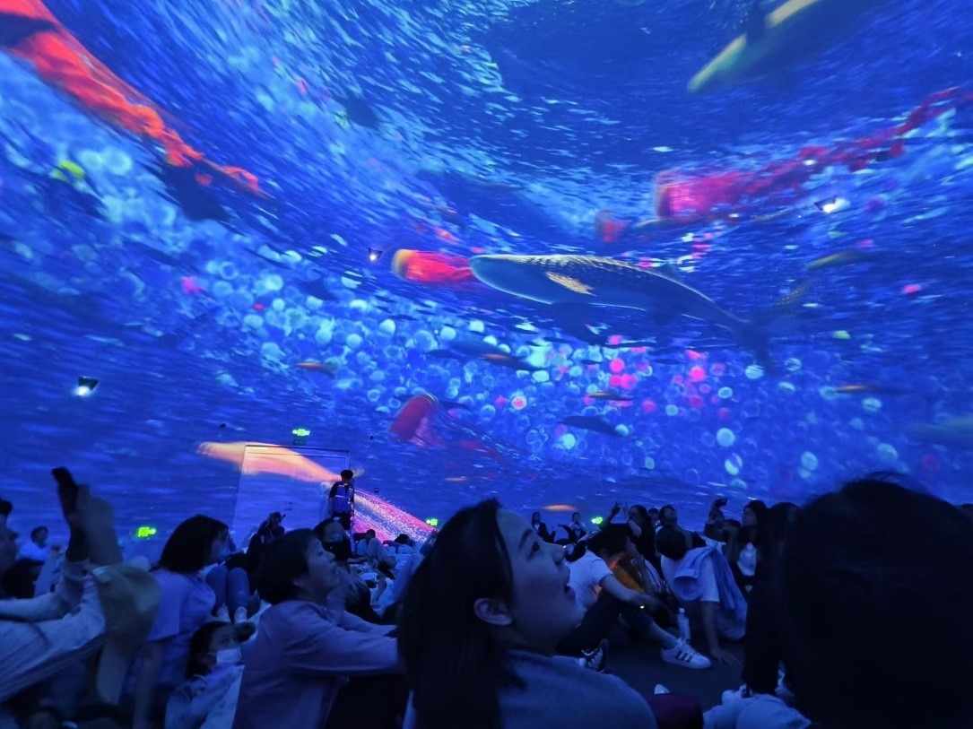 “五一”期間，游客在天津極地海洋公園科技館體驗?zāi)ХêＱ?。人民網(wǎng)記者 喬業(yè)瓊攝