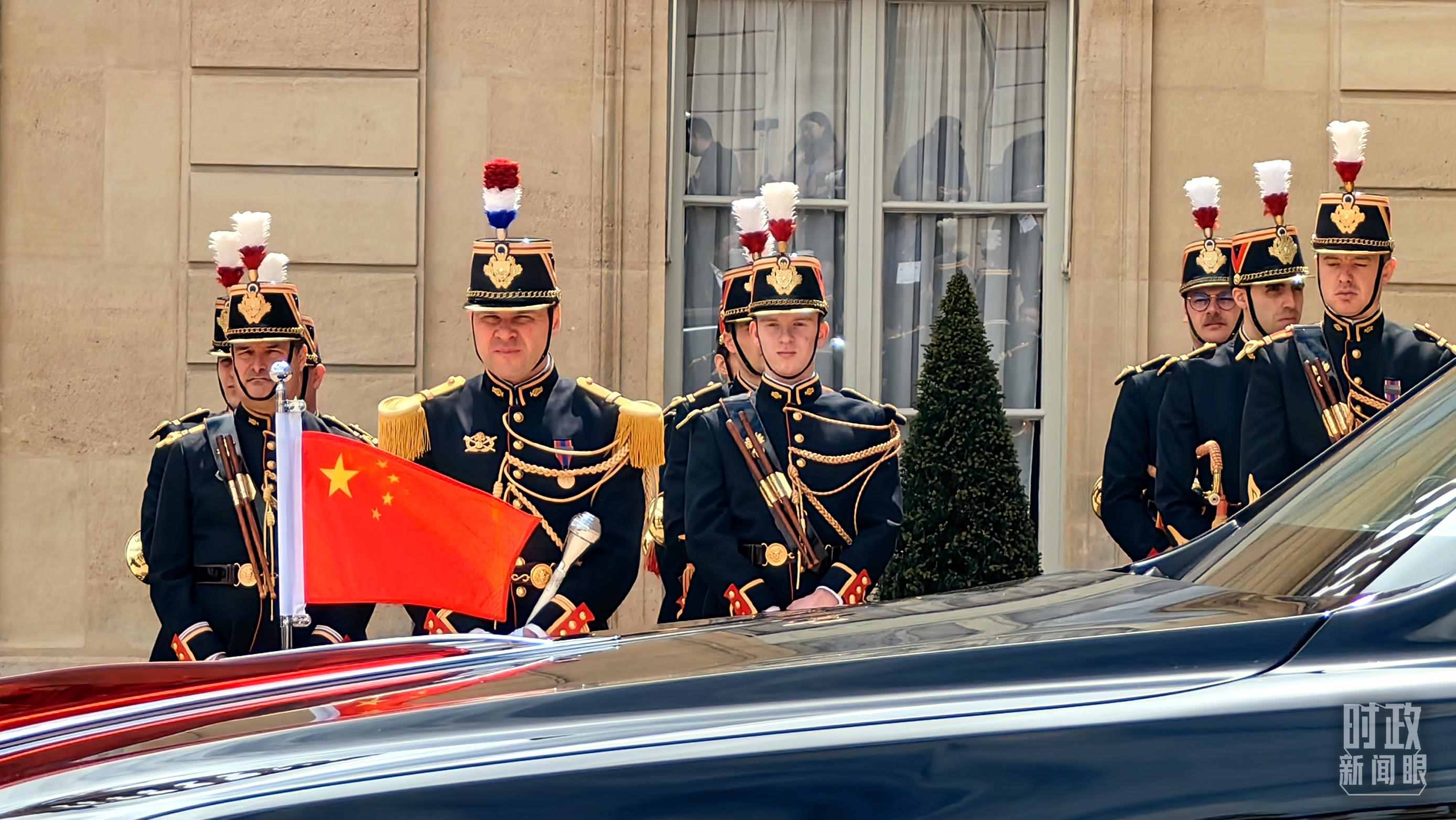 △習主席乘車抵達愛麗舍宮。（總臺央視記者段德文拍攝）