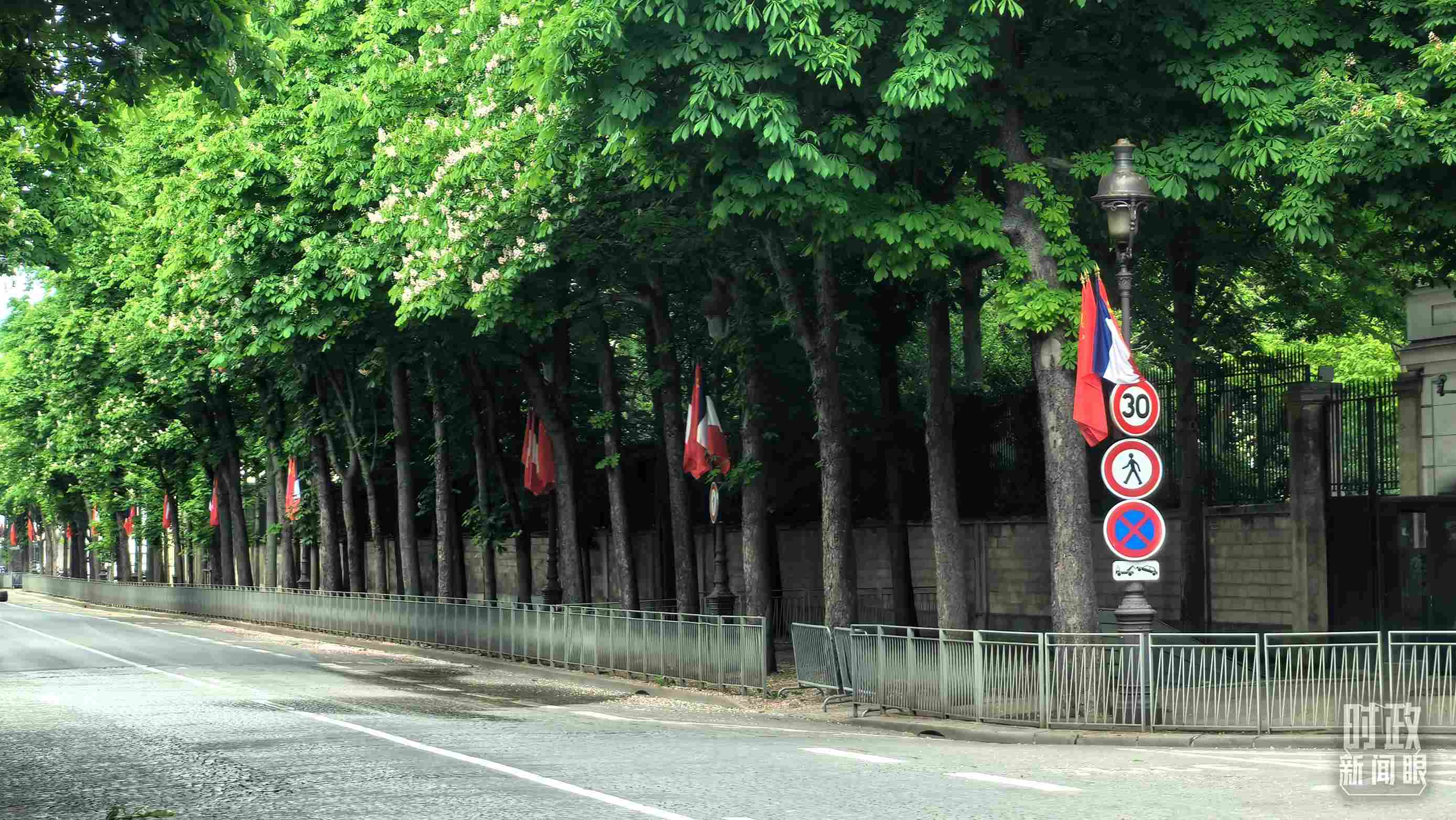 △巴黎道路兩側懸掛中法兩國國旗。（總臺央視記者鄂介甫拍攝）