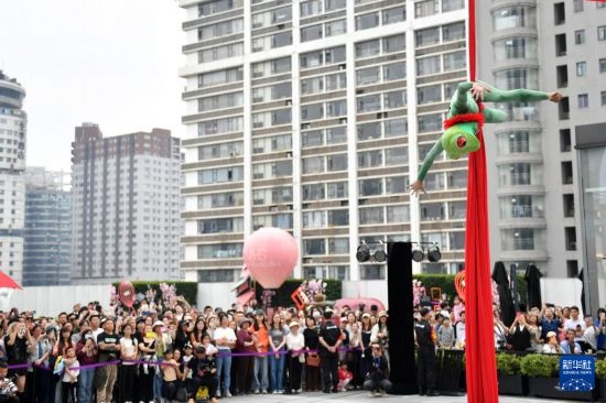 5月7日，演員在長(zhǎng)沙國(guó)金中心表演木偶劇。新華社記者 陳振海 攝