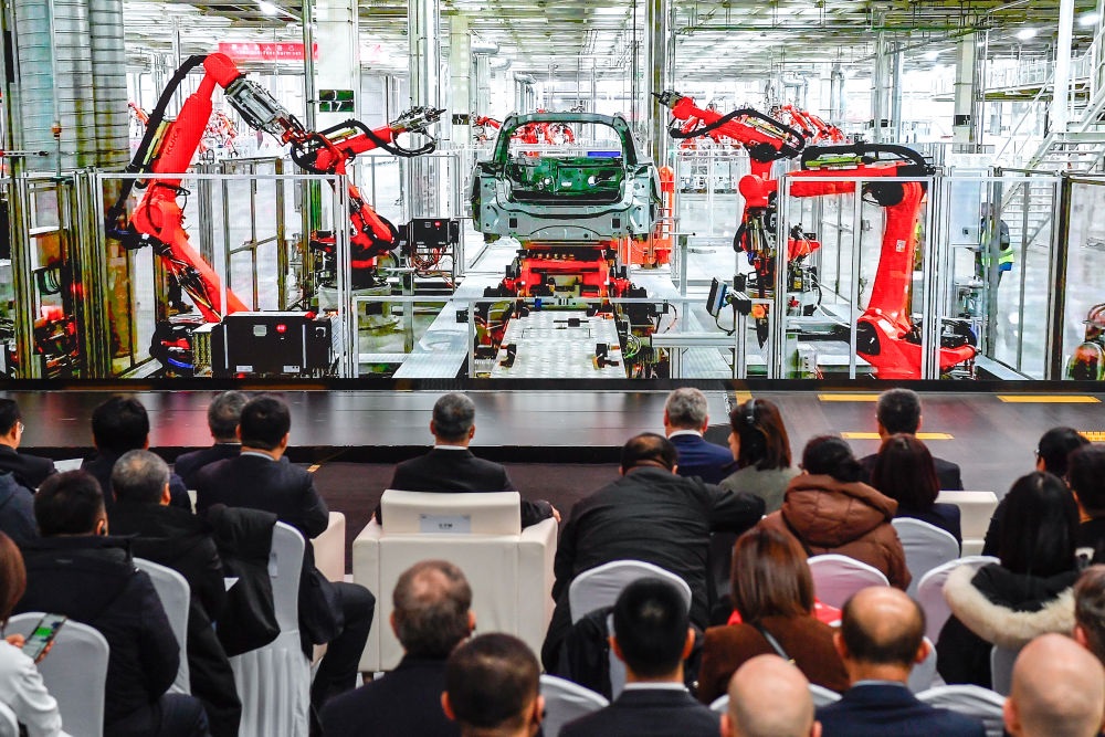 2024年1月26日，奧迪一汽新能源汽車有限公司預批量生產(chǎn)正式啟動，嘉賓觀看奧迪一汽新能源汽車有限公司生產(chǎn)車間的宣傳短片。新華社記者 許暢 攝