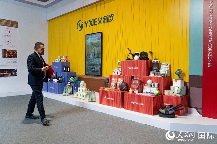 “義新歐”中歐班列（義烏—馬德里）開行十周年成果展上展出班列運送的各類商品。大衛(wèi)·阿瑪爾攝