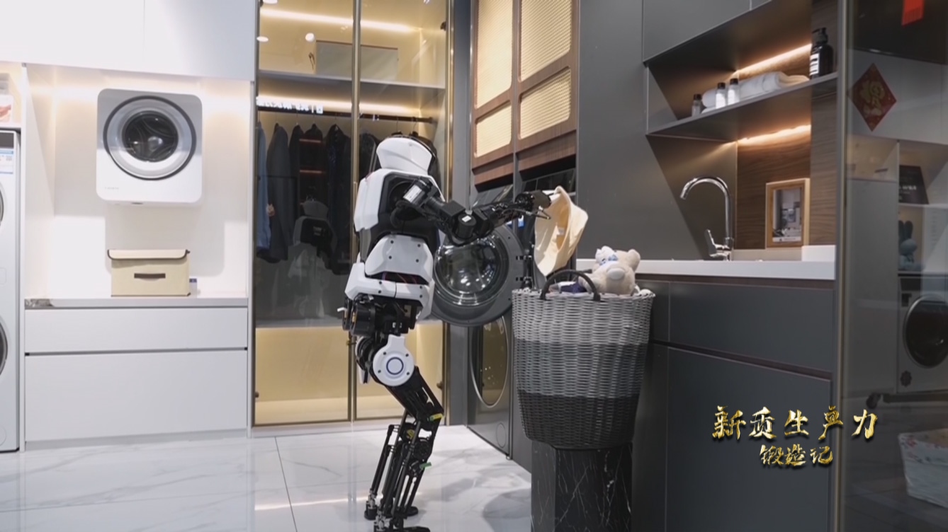 人形機(jī)器人洗衣服。